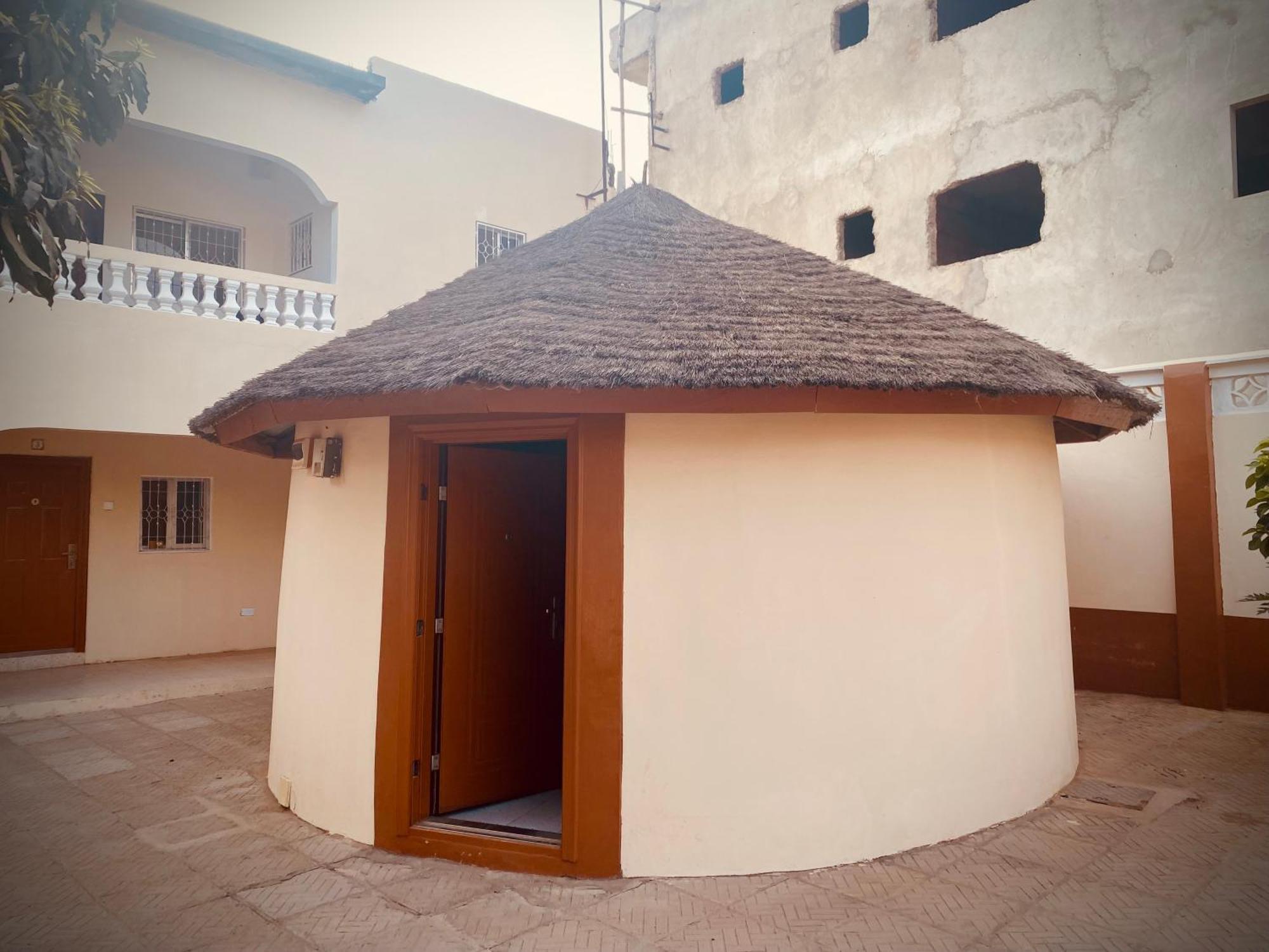 Dabo House Hotel Brufut ภายนอก รูปภาพ
